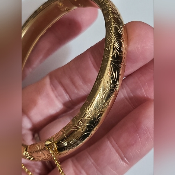 Vintage bracelet bangle etched flowers gold safety chain estate vtg Hong Kong - Picture 2 of 13